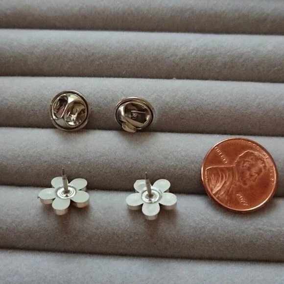 Black and white Five petal flowers brooch/pins - Picture 3 of 4